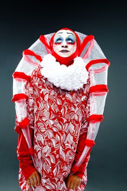 Neşeli palyaço ile portre kadar kapatın