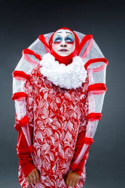 Neşeli palyaço ile portre kadar kapatın