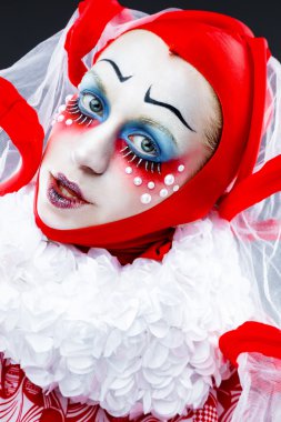 Neşeli palyaço ile portre kadar kapatın