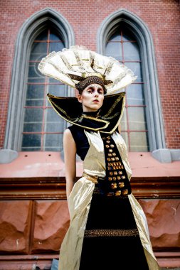 Karnaval maskeli kadın