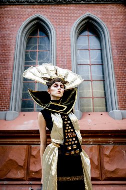 Karnaval maskeli kadın