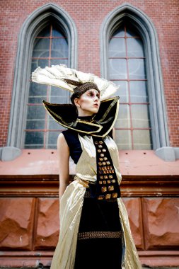 Karnaval maskeli kadın