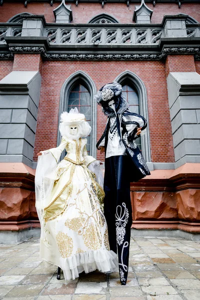 Чоловік і жінка, одягнена в венеціанський карнавал — стокове фото