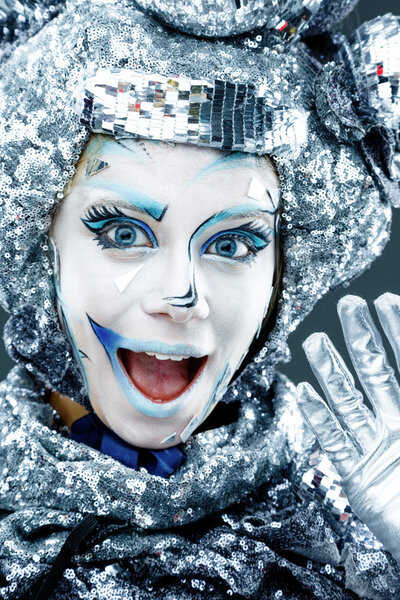 Женщина с креативным макияжем