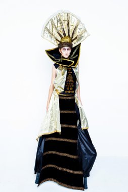 Karnaval maskeli kadın