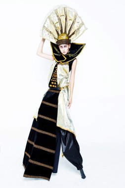 Karnaval maskeli kadın