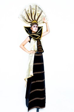 Karnaval maskeli kadın