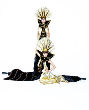 Karnaval maskeli kadın