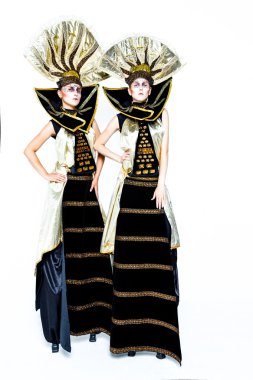 Karnaval maskeli kadın