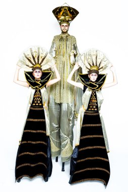 Karnaval maskeli adam ve kadın