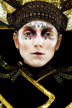 Karnaval maskeli kadın