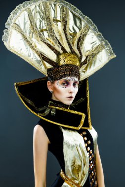 Karnaval maskeli kadın