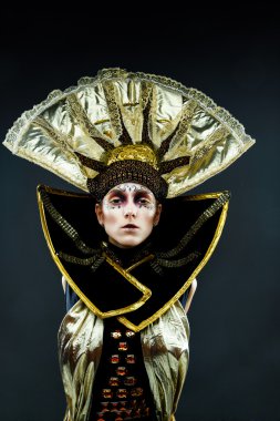 Karnaval maskeli kadın