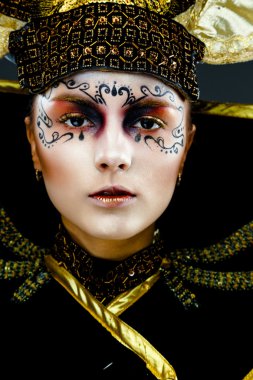 Karnaval maskeli kadın