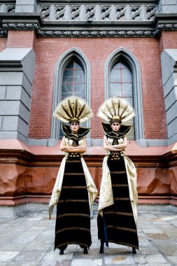 Karnaval maskeli kadın