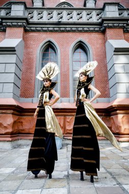Karnaval maskeli kadın