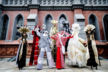 Karnaval kostümleri çeşitli renkli stiltwalkers