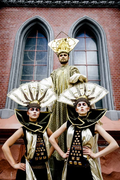 Karneval maskierte Männer und Frauen — Stockfoto