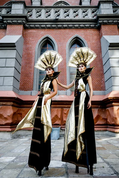 Karnaval maskeli kadın