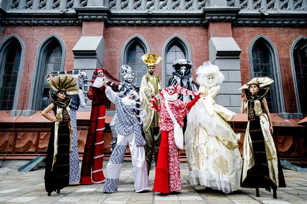 Coloridos stiltwalkers em uma variedade de trajes de carnaval — Fotografia de Stock