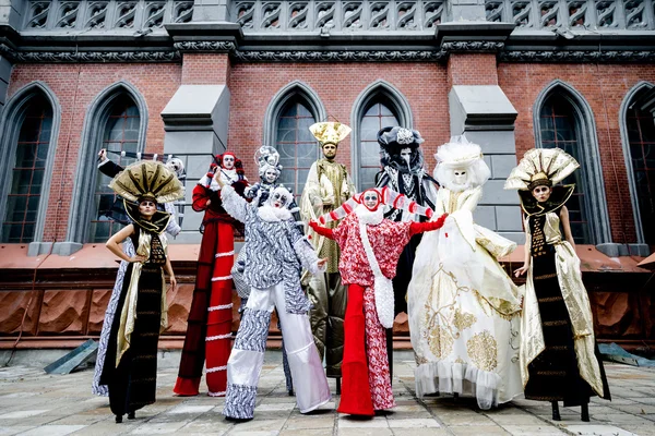 Kolorowy stiltwalkers w różnych strojów karnawałowych — Zdjęcie stockowe