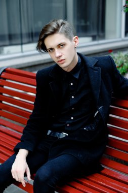 Yakışıklı genç adam.