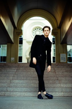 Yakışıklı genç adam.