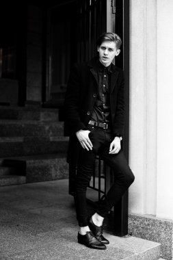 Yakışıklı genç adam.