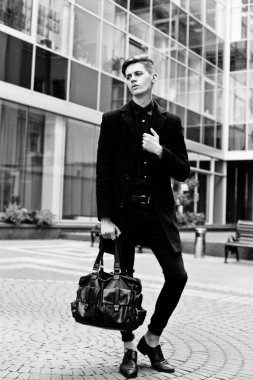 Yakışıklı genç adam.