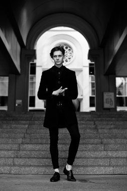 Yakışıklı genç adam.