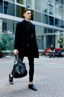 Yakışıklı genç adam.