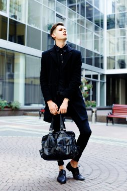 Yakışıklı genç adam.