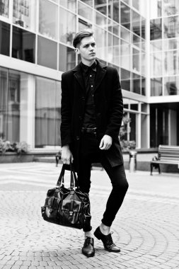 Yakışıklı genç adam.