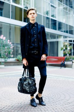 Yakışıklı genç adam.