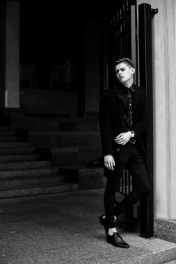 Yakışıklı genç adam.