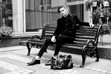 Yakışıklı genç adam.