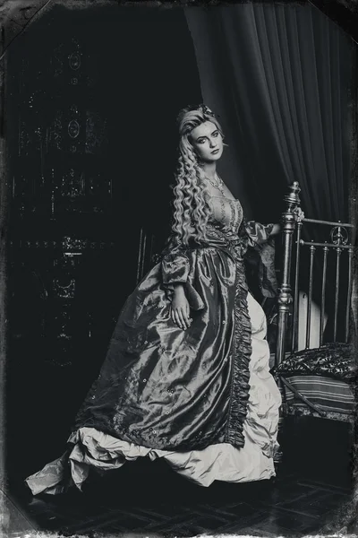 Retro baroque fashion woman — Stock Photo, Image