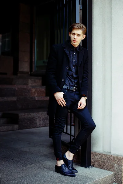 Yakışıklı genç adam.