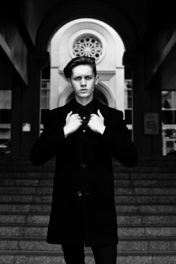 Yakışıklı genç adam.