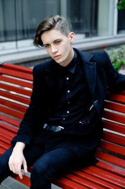 Yakışıklı genç adam.