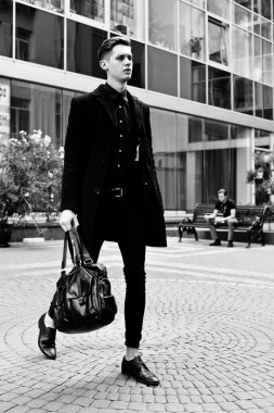 Yakışıklı genç adam.