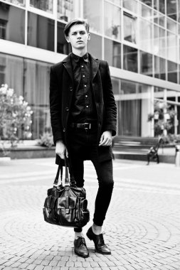 Yakışıklı genç adam.