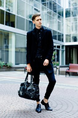 Yakışıklı genç adam.