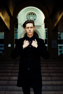 Yakışıklı genç adam.