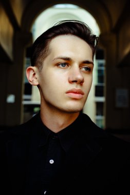 Yakışıklı genç adam.