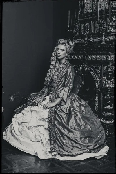 Retro barroco mulher da moda — Fotografia de Stock