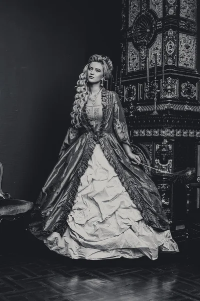 Retro barroco mulher da moda — Fotografia de Stock