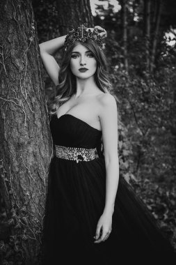 Dalgalı uzun saçlı seksi kadın