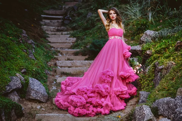 Gyönyörű nő gyönyörű ruha — Stock Fotó