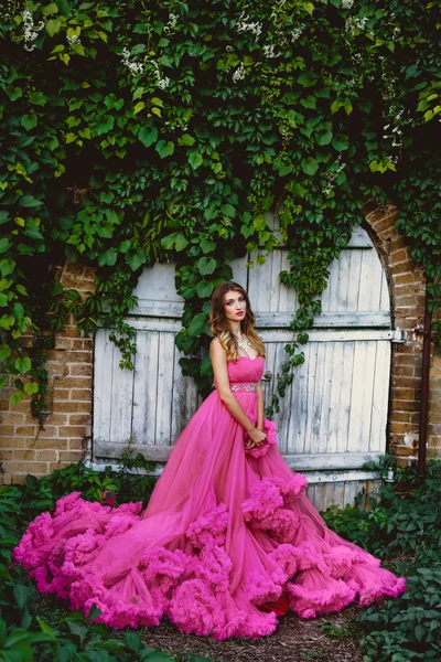 Mulher bonita em vestido lindo — Fotografia de Stock